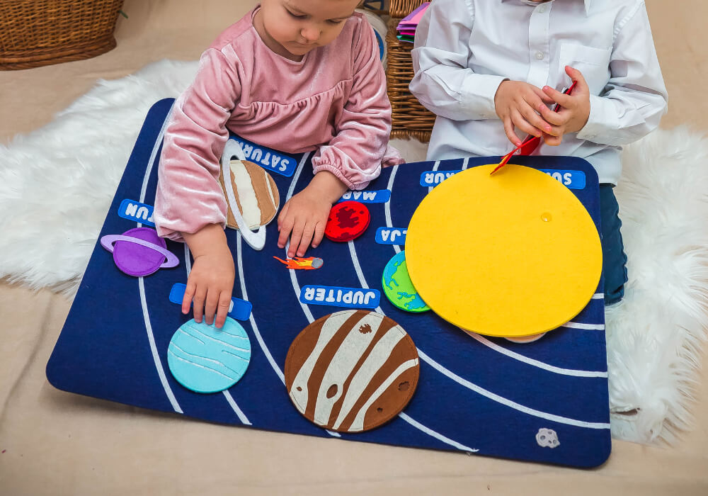 Figura rakete u edukativnom setu igračka sunčev sistem Figura rakete uključena u edukativni set igračaka sunčev sistem za maštovitu igru.