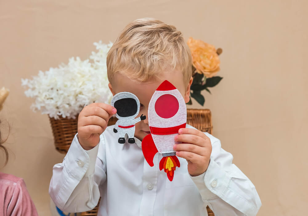 ompletan set igračka sunčev sistem Kompletan set igračka sunčevog sistema dizajniran za podučavanje djece o planetama i zvijezdama.