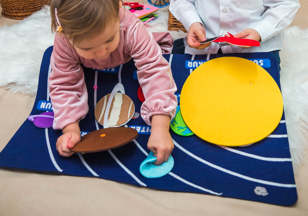 Figura astronauta u setu igračka Sunčev sistem Figura astronauta kao deo edukativnog seta igračaka sunčev sistem za istraživanje djece.