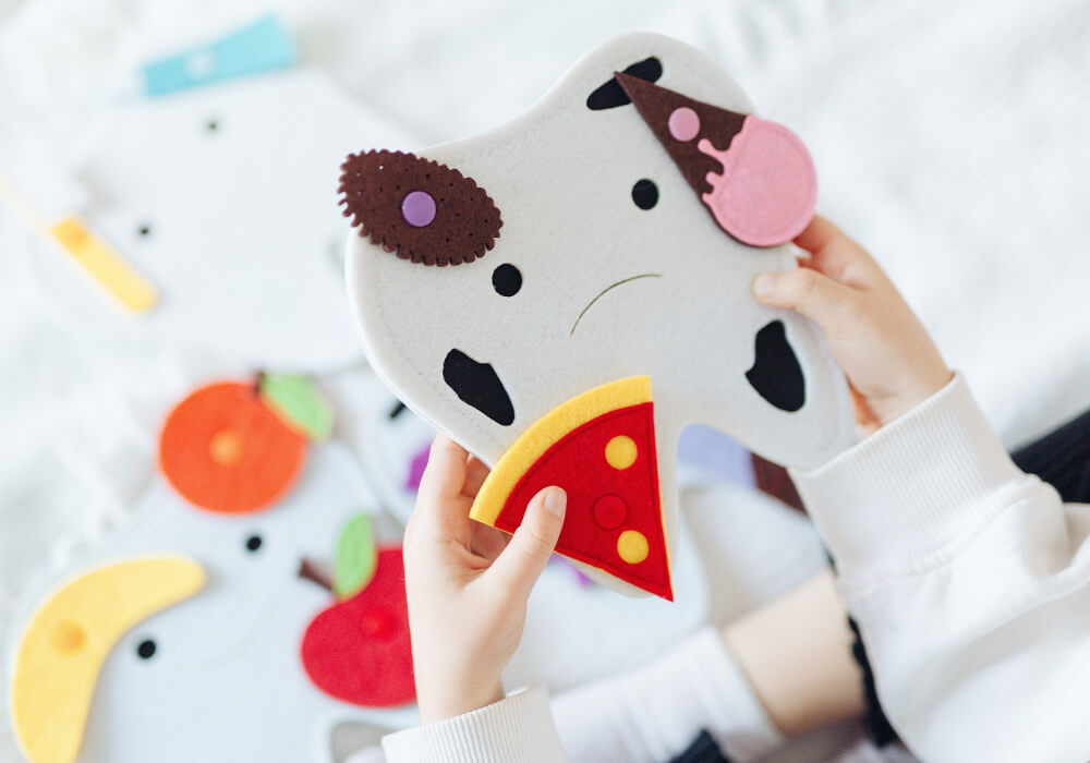 Edukativna igračka za učenje o pranju zuba dukativna igračka koja pomaže djeci da uče o pranju zuba i važnosti njege zuba na zabavan način