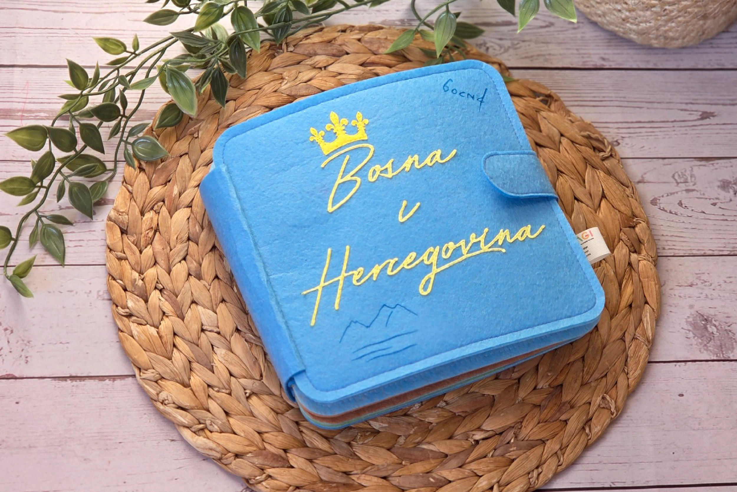 Edukativna knjiga sa simbolima Bosne i Hercegovine